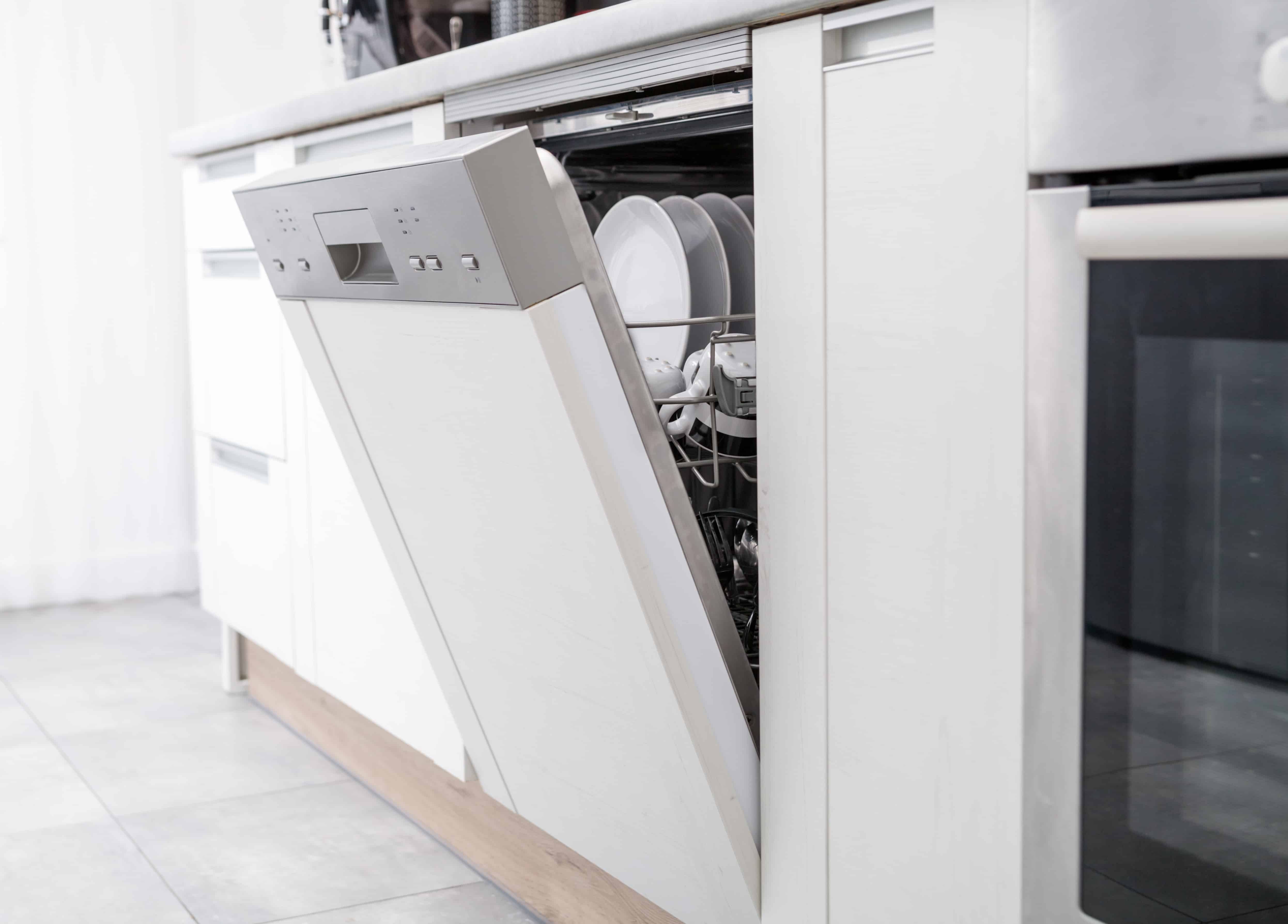 Should You Keep The Dishwasher Door Open?